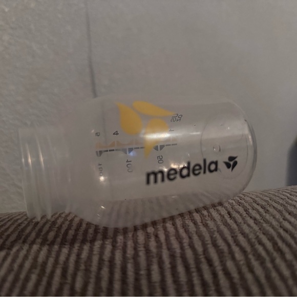 Medela Clear Baby Bottle with Yellow Design - Picture 1 of 2